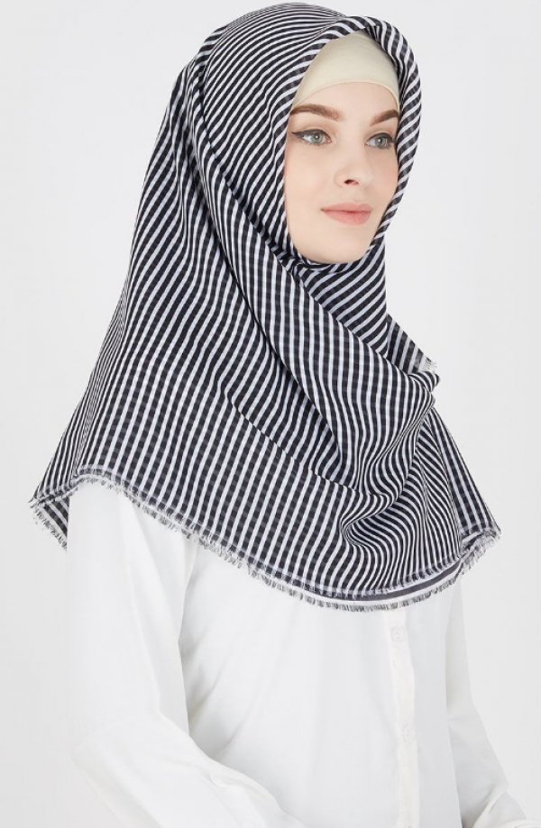 Hijab segi empat dengan motif garis-garis